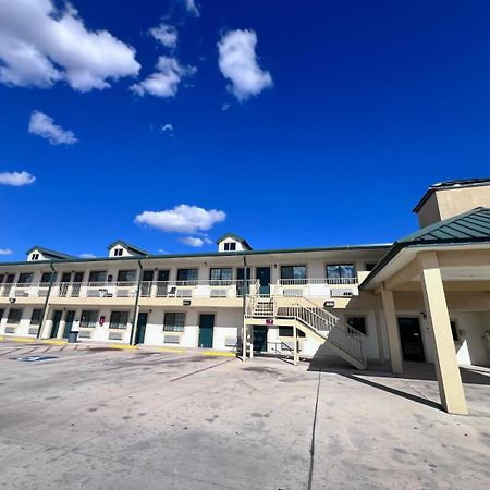 Oyo Garden Inn And Suites Pearsall I-35 East Exteriér fotografie