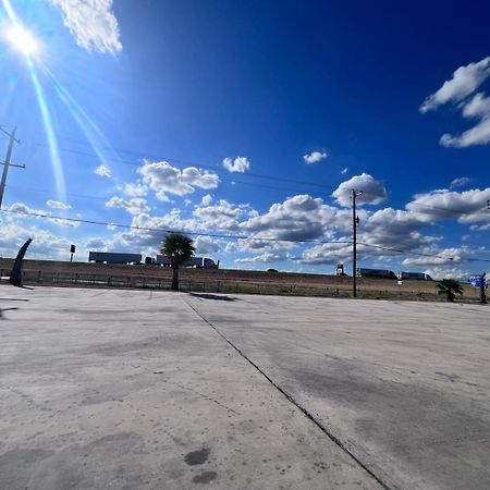 Oyo Garden Inn And Suites Pearsall I-35 East Exteriér fotografie