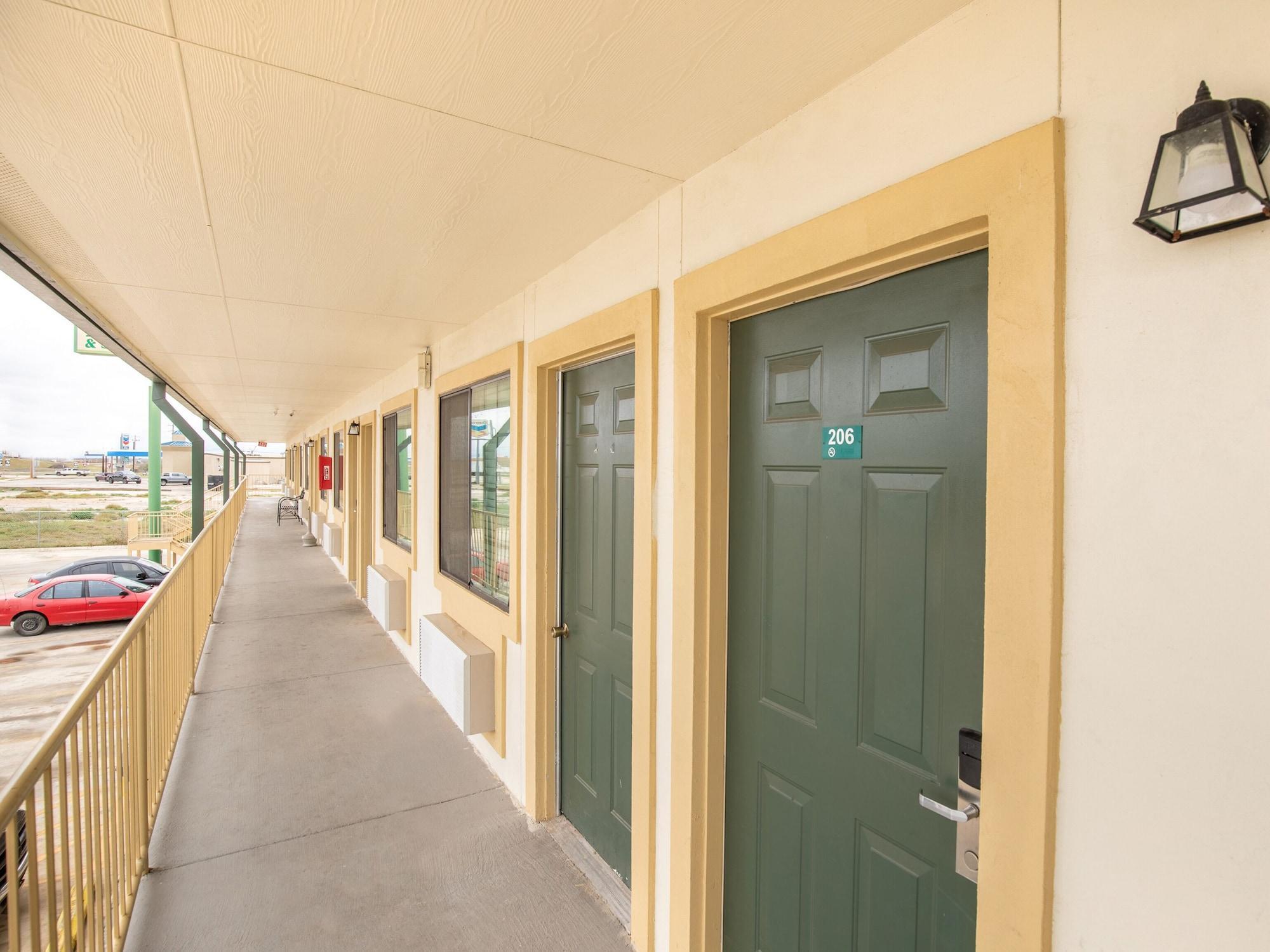 Oyo Garden Inn And Suites Pearsall I-35 East Exteriér fotografie