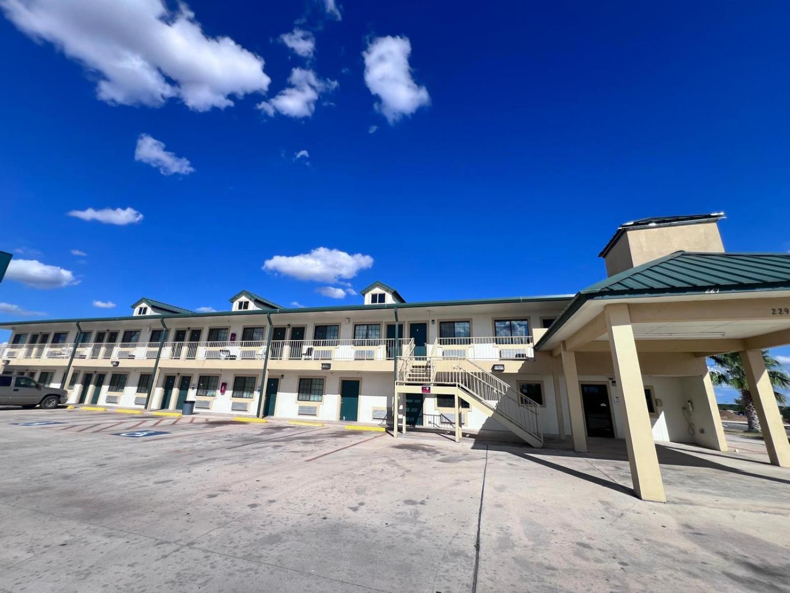 Oyo Garden Inn And Suites Pearsall I-35 East Exteriér fotografie